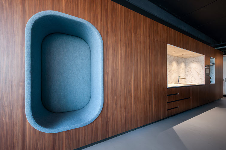 Prominent kitchenette with integrated seating area in Lorenzo Walnut and Carrara marble by Unilin Panels